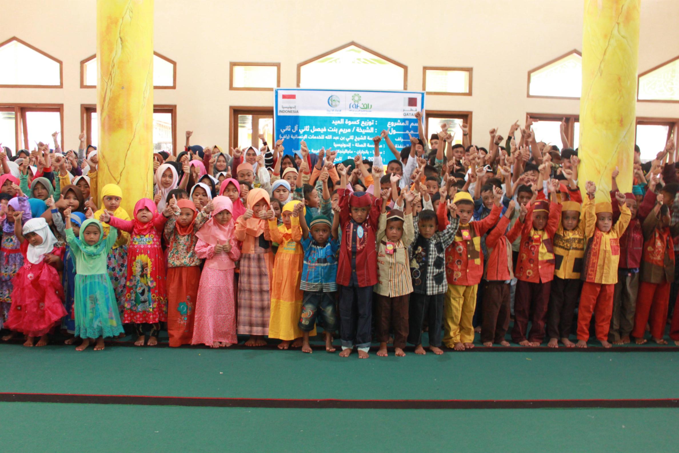 Pembagian Paket Baju Lebaran untuk Anak-anak Desa Sunia